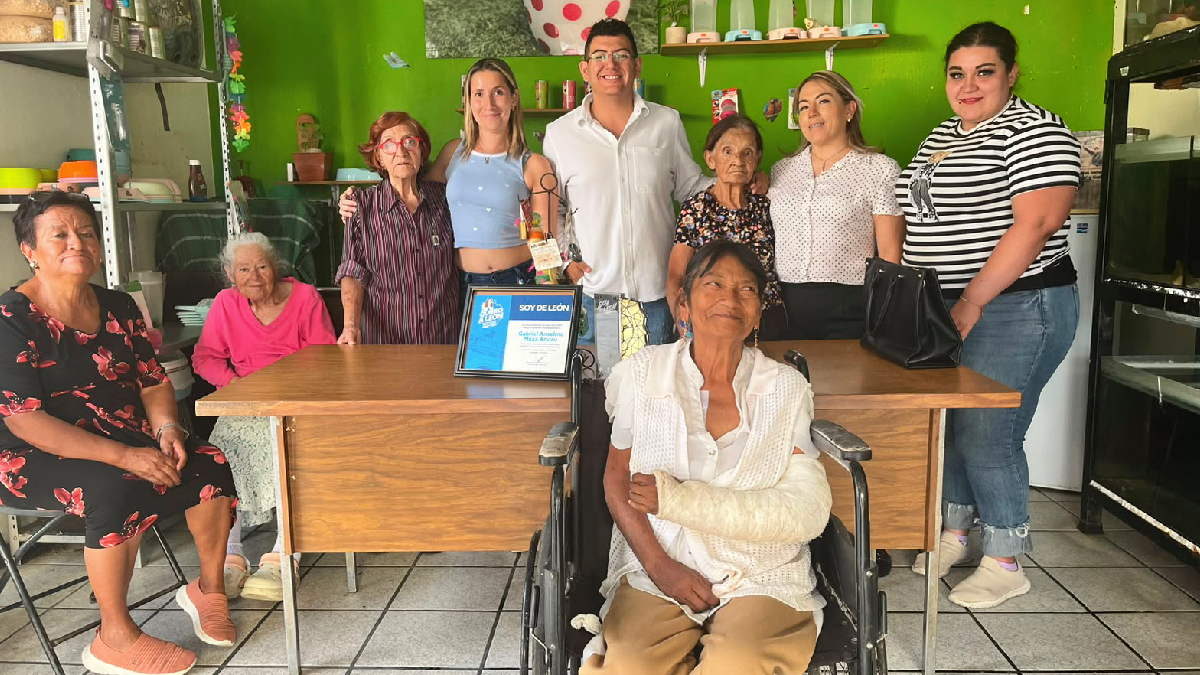 León: Apoyo altruista para adultos mayores de la comunidad local