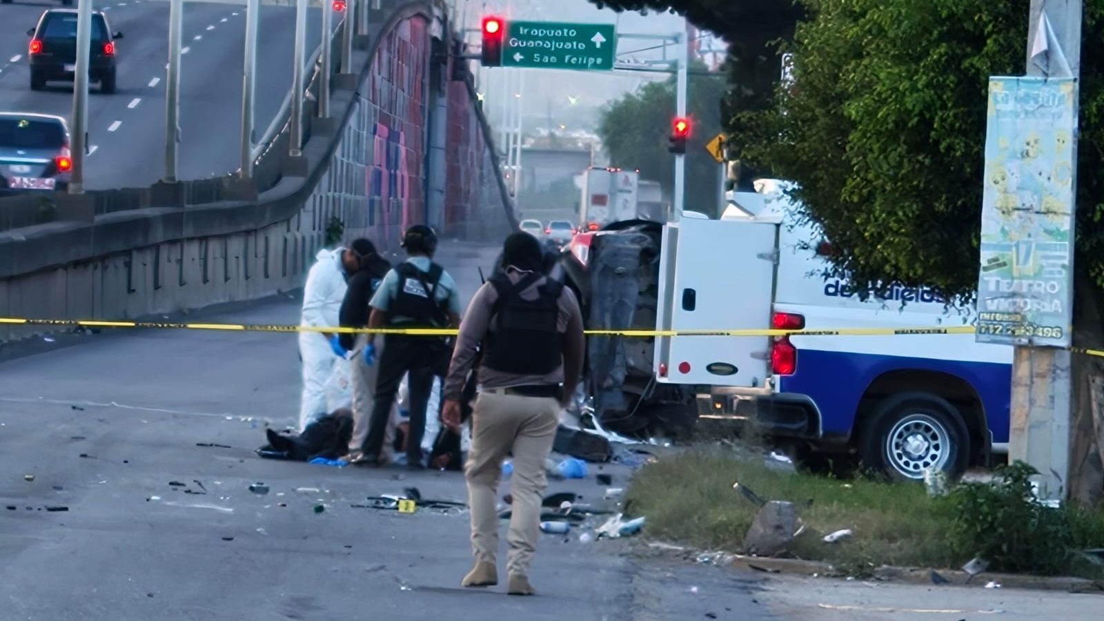 León: Camión impacta auto en León-Silao y vuelca, muere "El Chilango"
