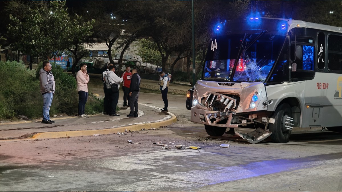 León: choque entre camión urbano y de personal deja herida a mujer embarazada