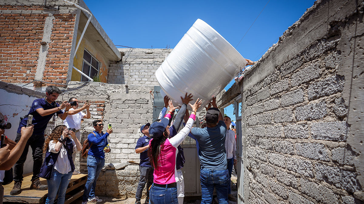 León entrega tinacos en Noria de Septién para mejorar el agua
