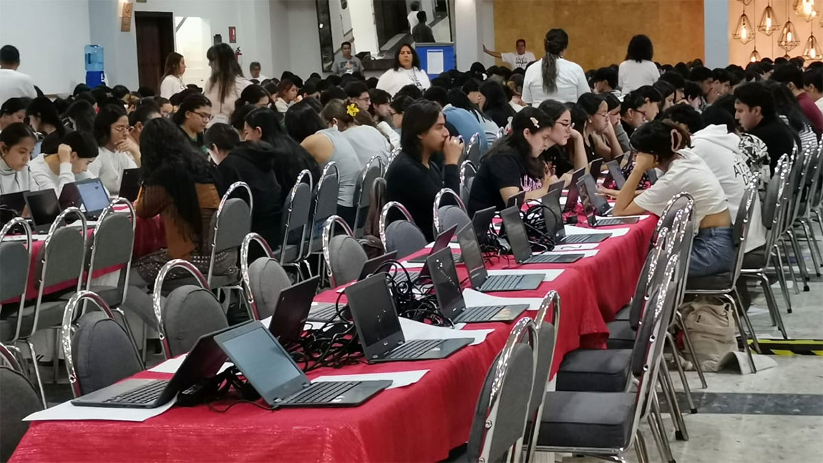 León: Padres acompañan a aspirantes en examen de la UNAM