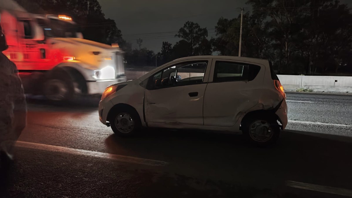 León-Silao: Accidente vehicular y choque contra muro de contención
