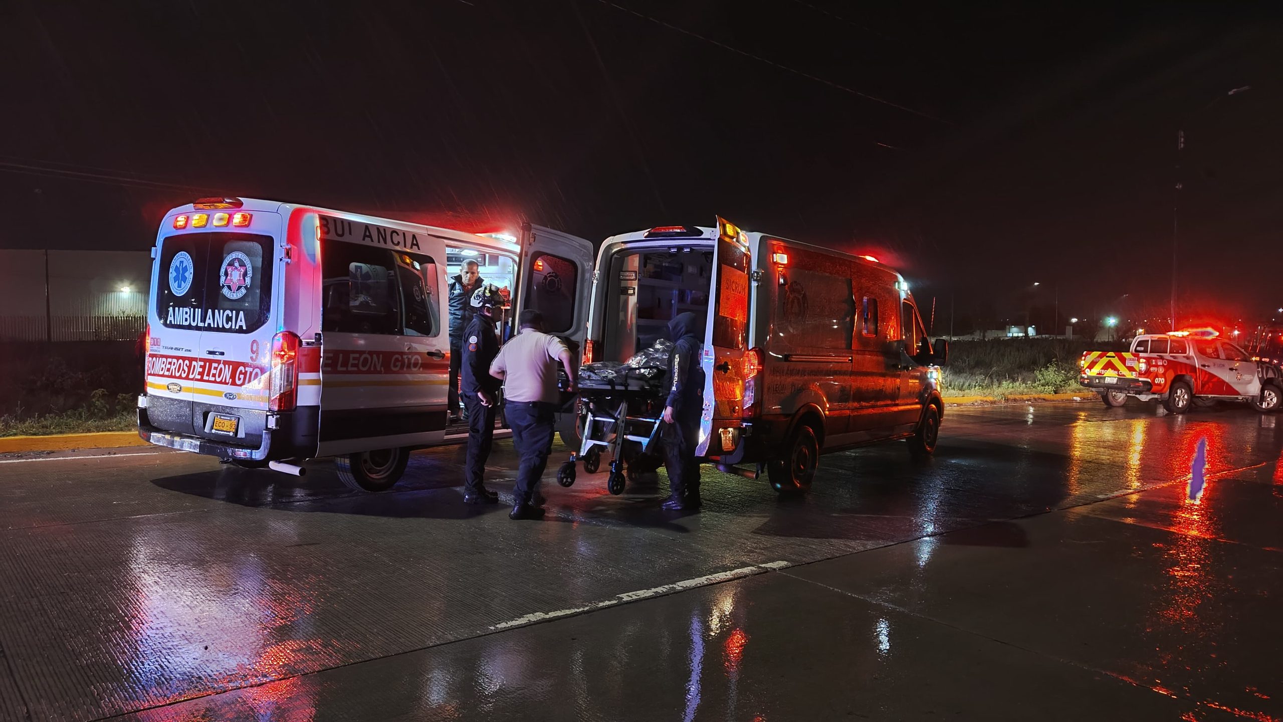 León: Volcadura en el bulevar Las Joyas causa heridas a madre e hija
