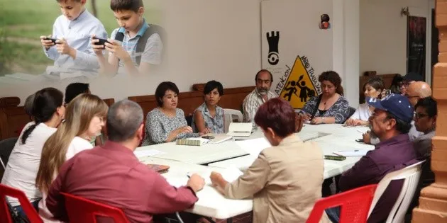 México: Dialogan sobre regulación del uso de celulares en aulas