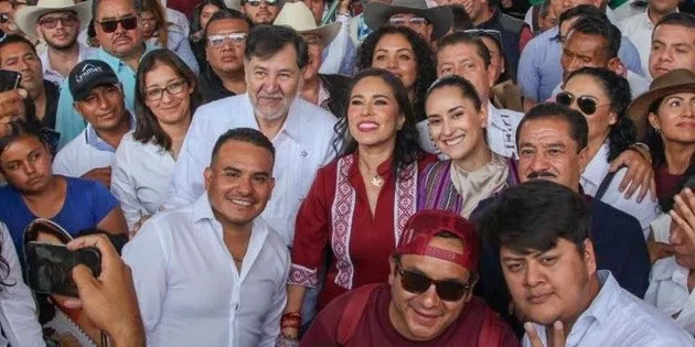 México: Senadora de Morena presenta informe con imitadora de Sheinbaum