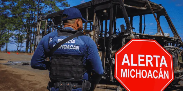Michoacán: bloqueos carreteros y quema de vehículos afectan la movilidad