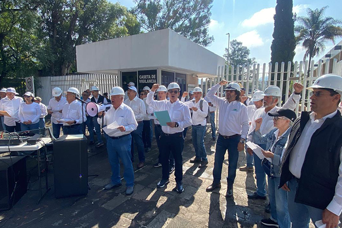 Morelia: Jubilados de CFE se manifiestan por recortes a pensiones