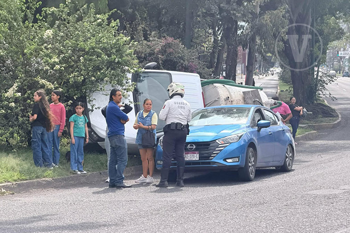Morelia: Pipa vuelca y provoca accidente en av. Madero Poniente
