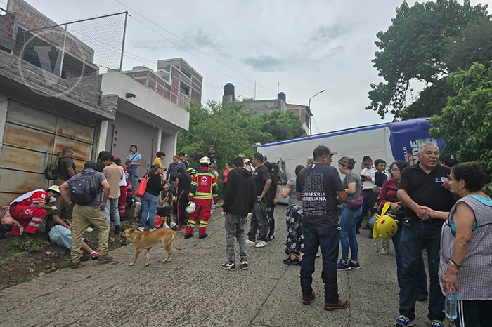 Morelia: Volcadura de camión de tiendas deja 13 heridos