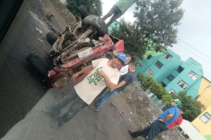 Morelia: Volcadura en el Libramiento Poniente deja tres personas heridas