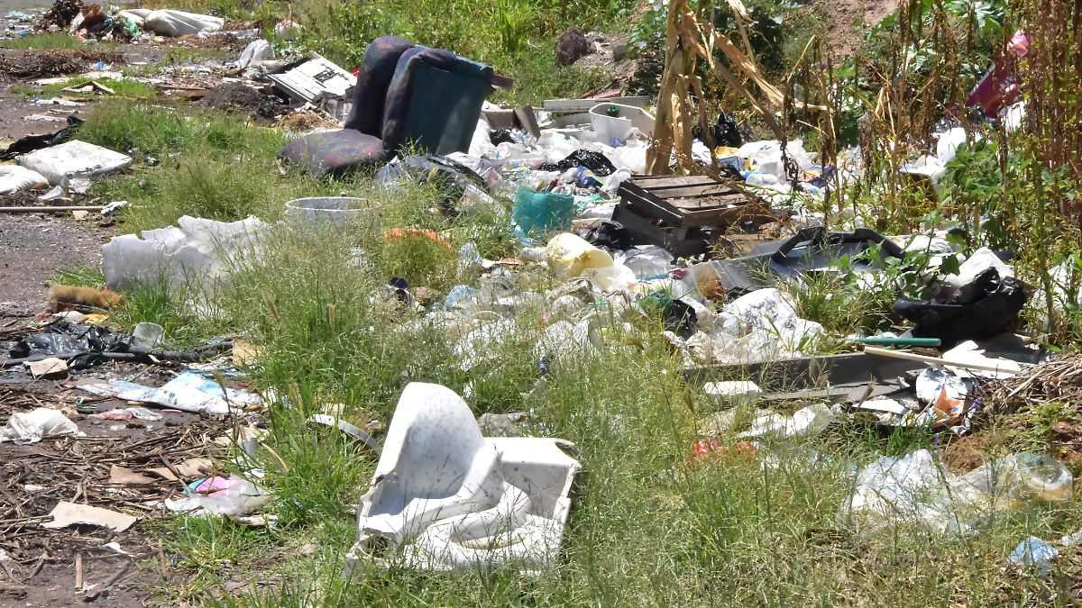 Muebles abandonados en calles de Irapuato generan problemas de basura.