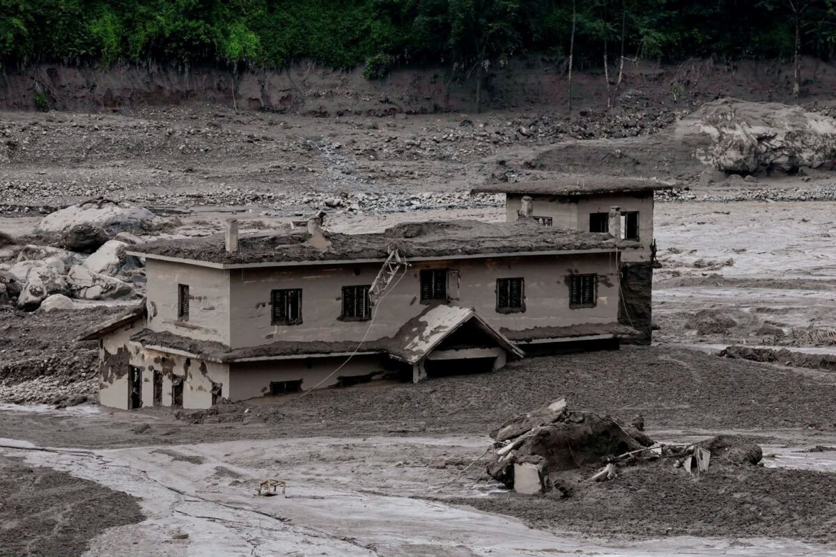 Nepal reporta 359 muertos por inundaciones, crisis humanitaria en aumento