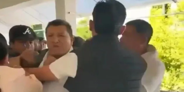 Pachuca: Pobladores retienen y sacan a empujones a alcalde morenista