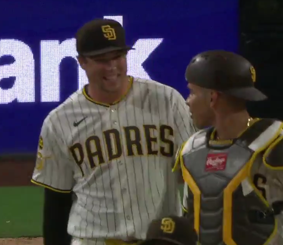 Padres golean 3-2 a Brewers con jonrón decisivo de Merrill