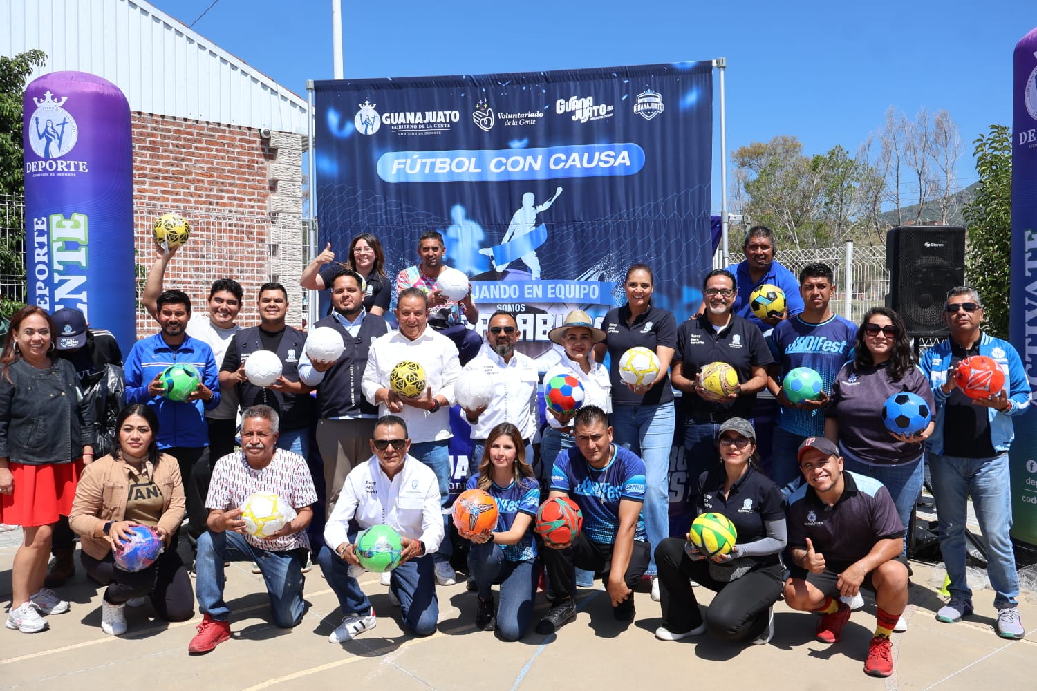 Pénjamo: CODE entrega balones de fútbol a jóvenes deportistas