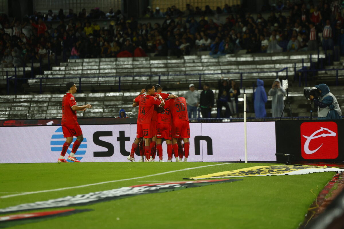 Pumas empata con Necaxa en emocionante duelo bajo la lluvia