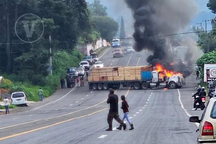 Tacámbaro: Ataque a policías y quema de tráiler en carretera Pátzcuaro-Santa Clara