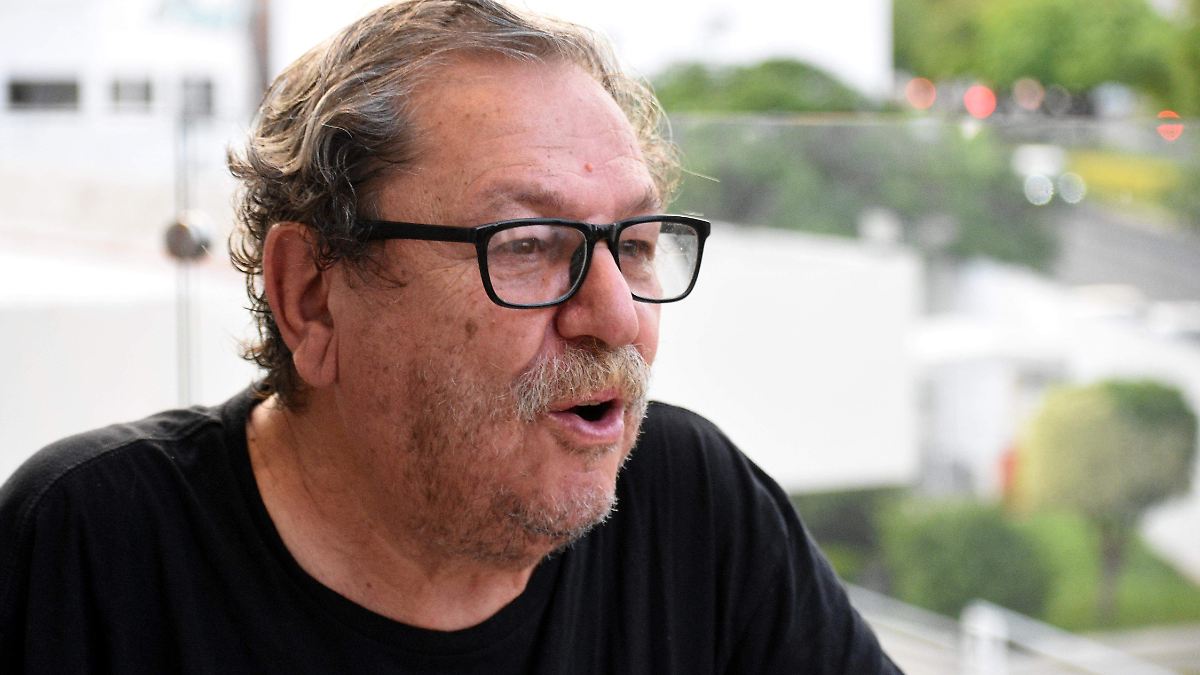 Taibo II promueve el baile de cumbia sobre el crimen en Cuerámaro.