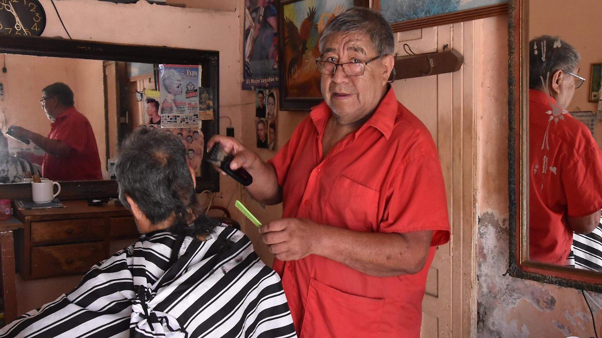 Treinta años de peluquería en Pénjamo: la historia de Francisco Guevara