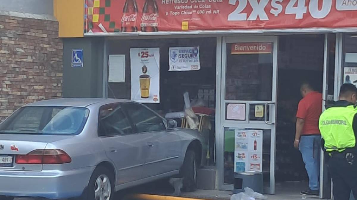 Tres accidentes en Oxxo y farmacias de León generan caos vehicular