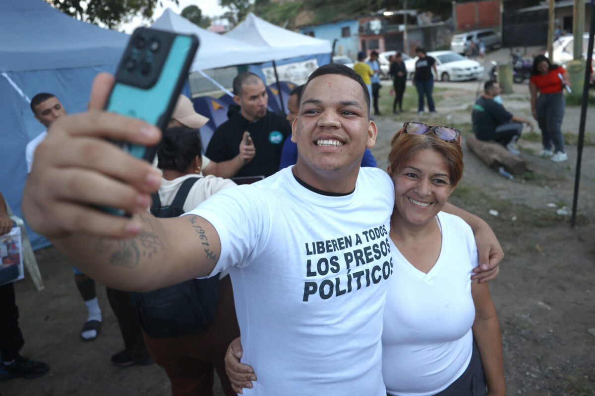 Venezuela libera a más de 130 presos políticos, alterando el panorama internacional