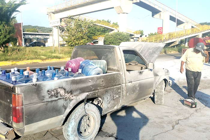 Apatzingán: Incendio de camioneta por falla mecánica registrado hoy