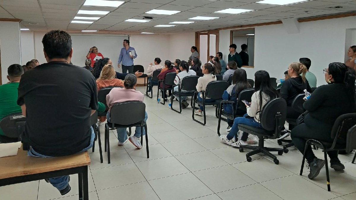 Cambio de turno escolar sorprende a padres de secundaria en León