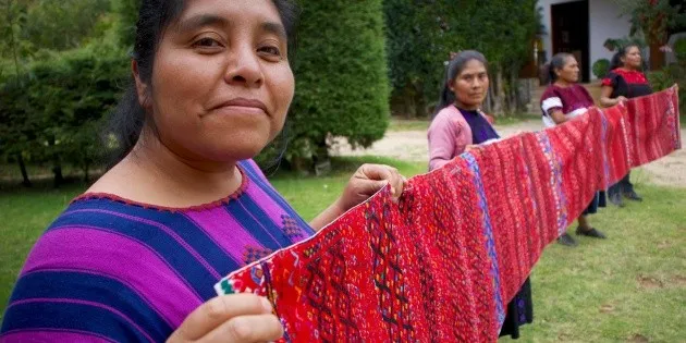 Chiapas: Artesanas tsotsiles defienden sus tejidos con nuevo catálogo