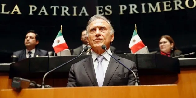 Ciudad de México: Miguel Ángel Yunes Linares confrontado en el AICM