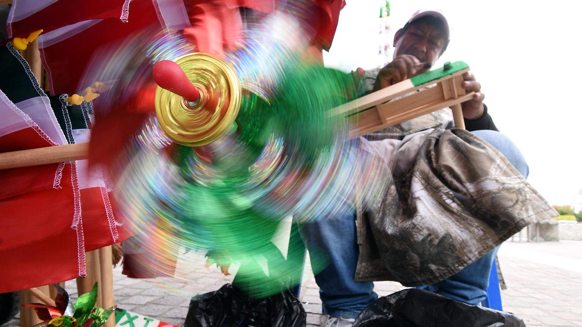 Comerciantes de Irapuato detallan características de banderas hechas en México