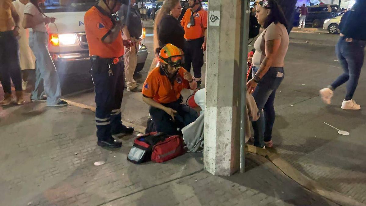 Confusión en el desfile de Irapuato por riña y motocicletas.