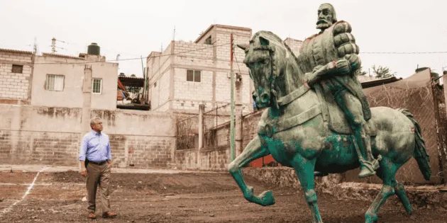 Cuernavaca: Descubren estatua de Hernán Cortés en estado de abandono