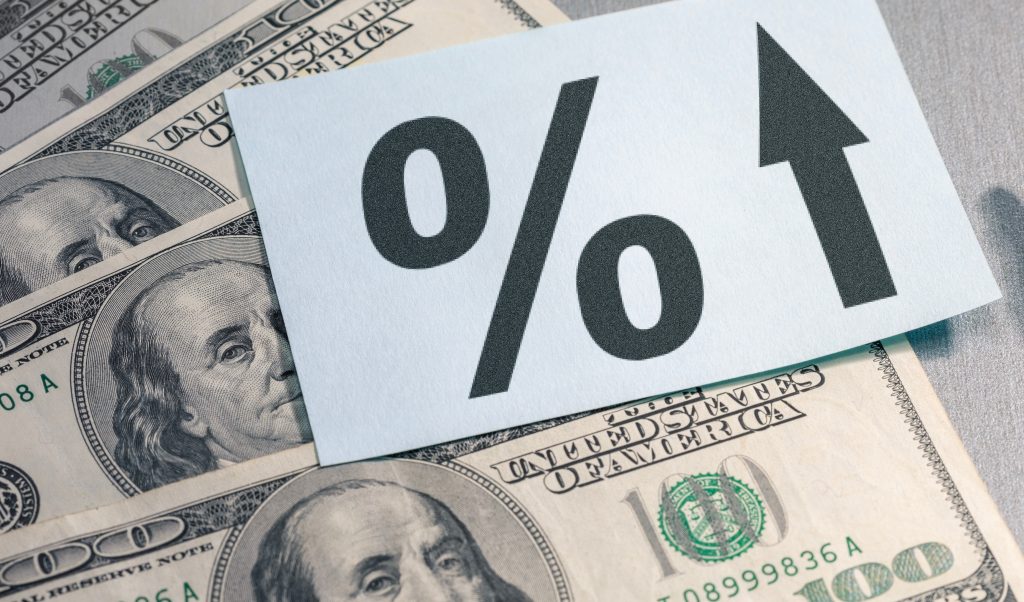 Fed incrementa tasas de interés: impacto en la economía y mercados