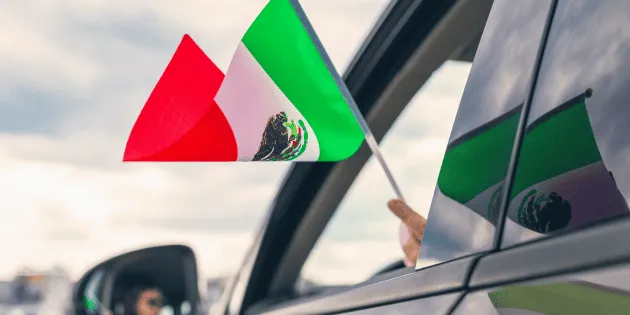 Guadalajara: Multa de tránsito por colocar bandera de México en auto