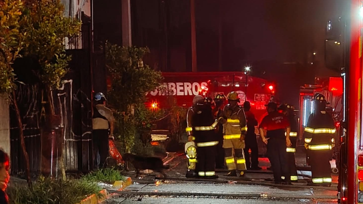 Incendio en bodega de reciclaje en León provoca evacuación de familias