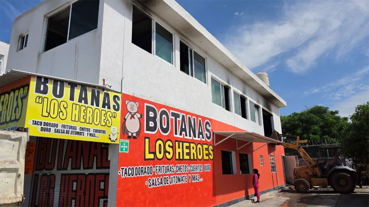 Incendio en local comercial de botanas impacta a León, Guanajuato