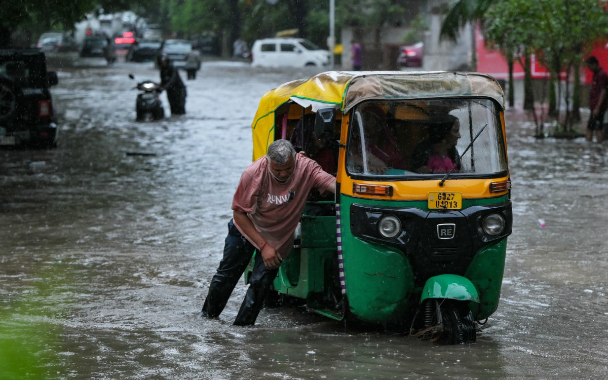 India enfrenta crisis humanitaria por inundaciones que afectan a millones