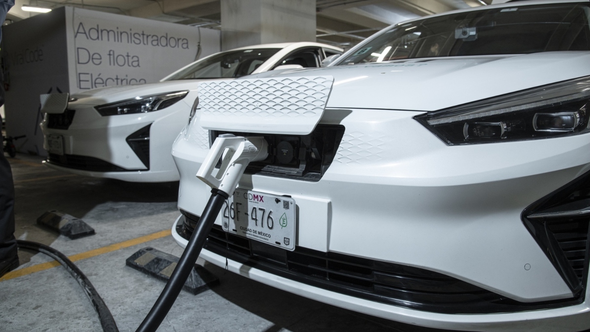Instituto de Transporte: Autos eléctricos no resuelven tráfico ni deterioran pavimento