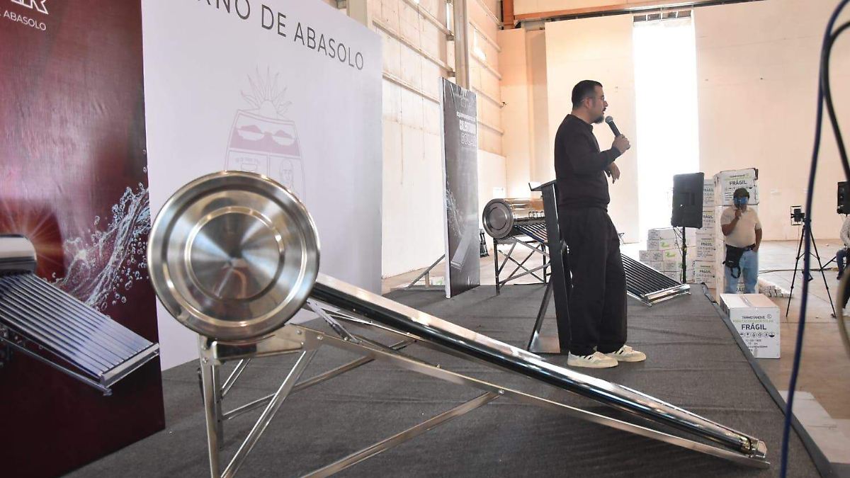 Job Gallardo Santellano dona 582 calentadores solares a familias en Abasolo