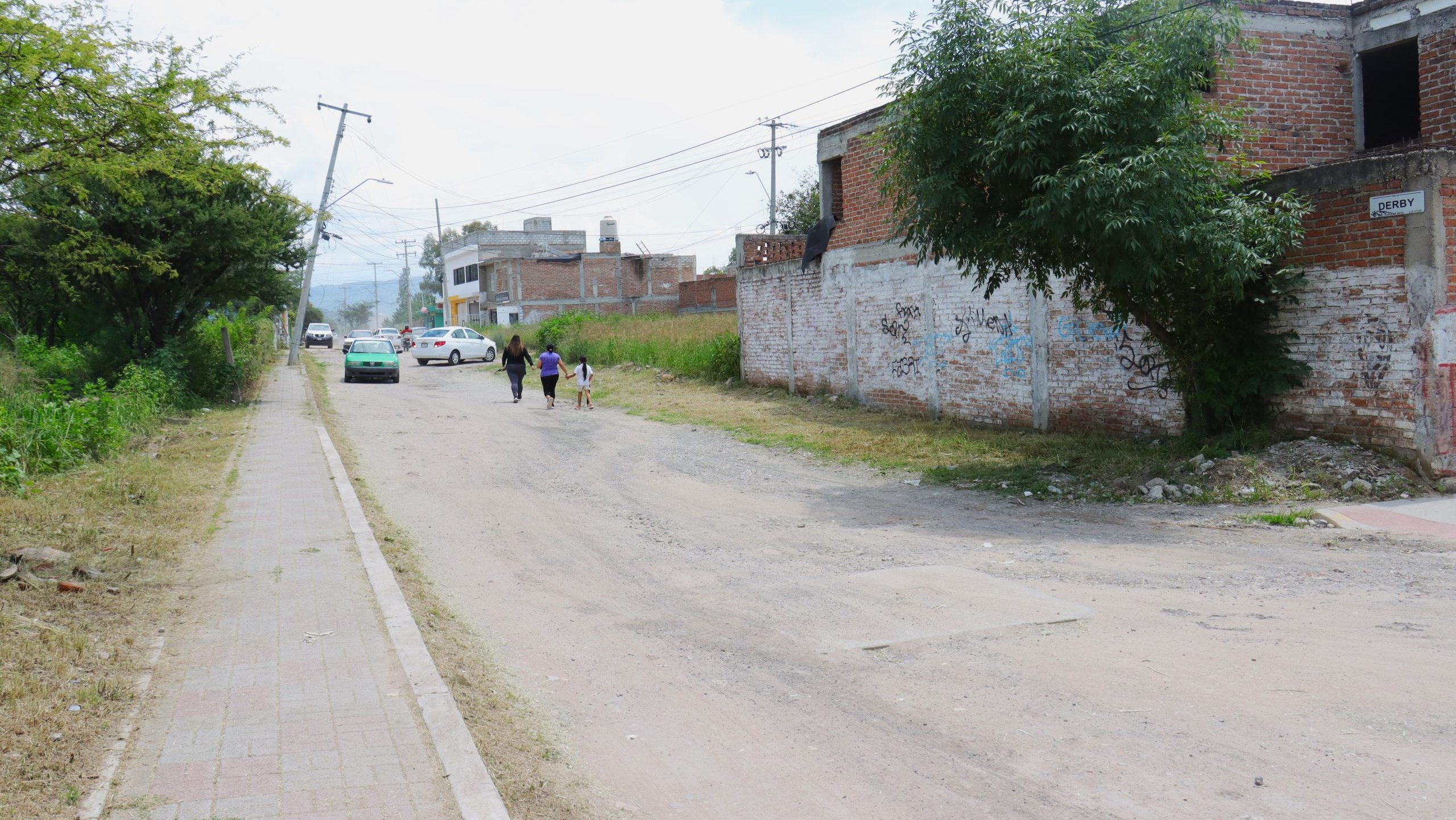 León demanda mejoras en acceso a colonia Popular Maya y primaria Rébsamen