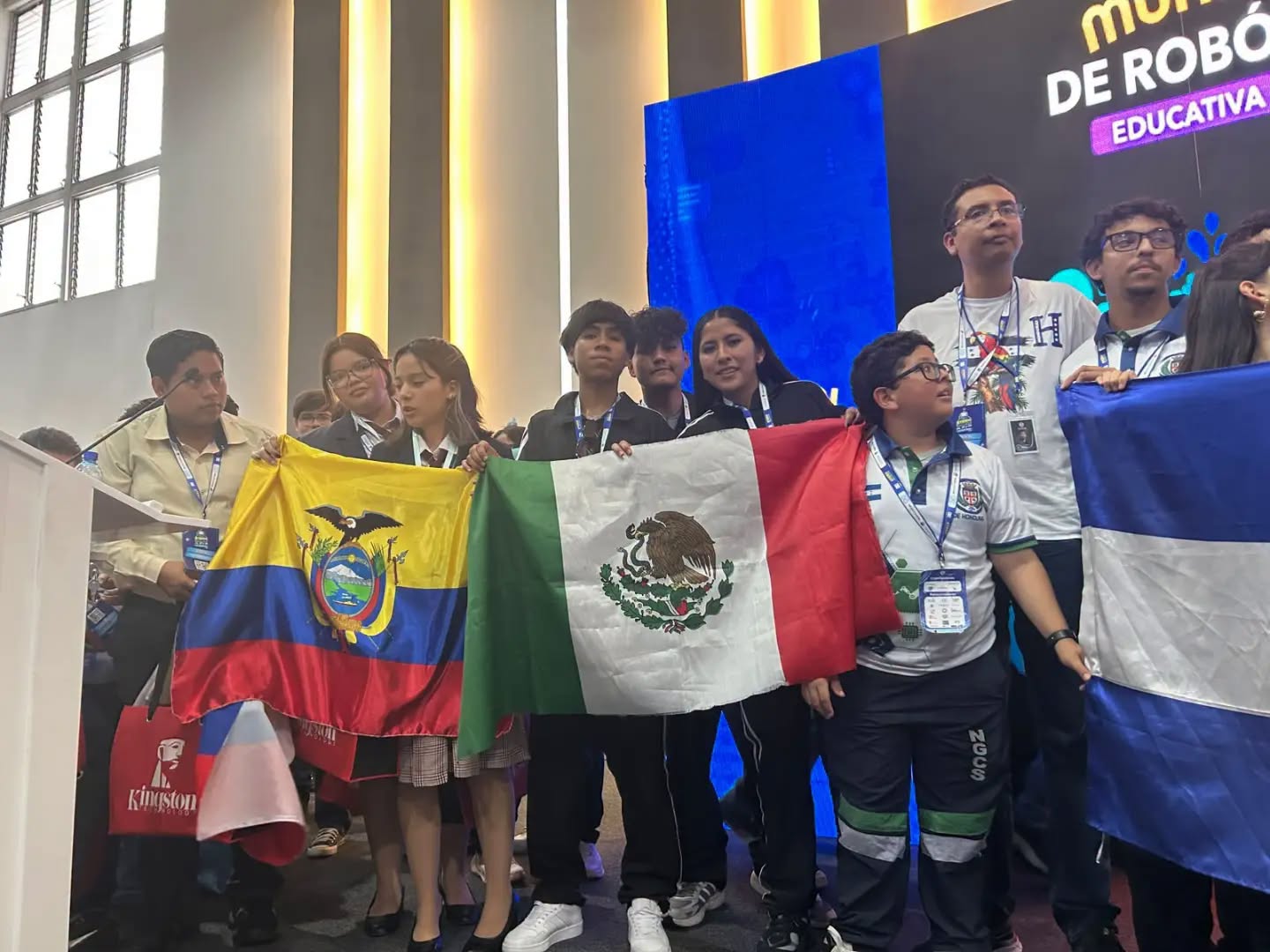 León: Estudiantes de UVEG brillan en competencia internacional de robótica