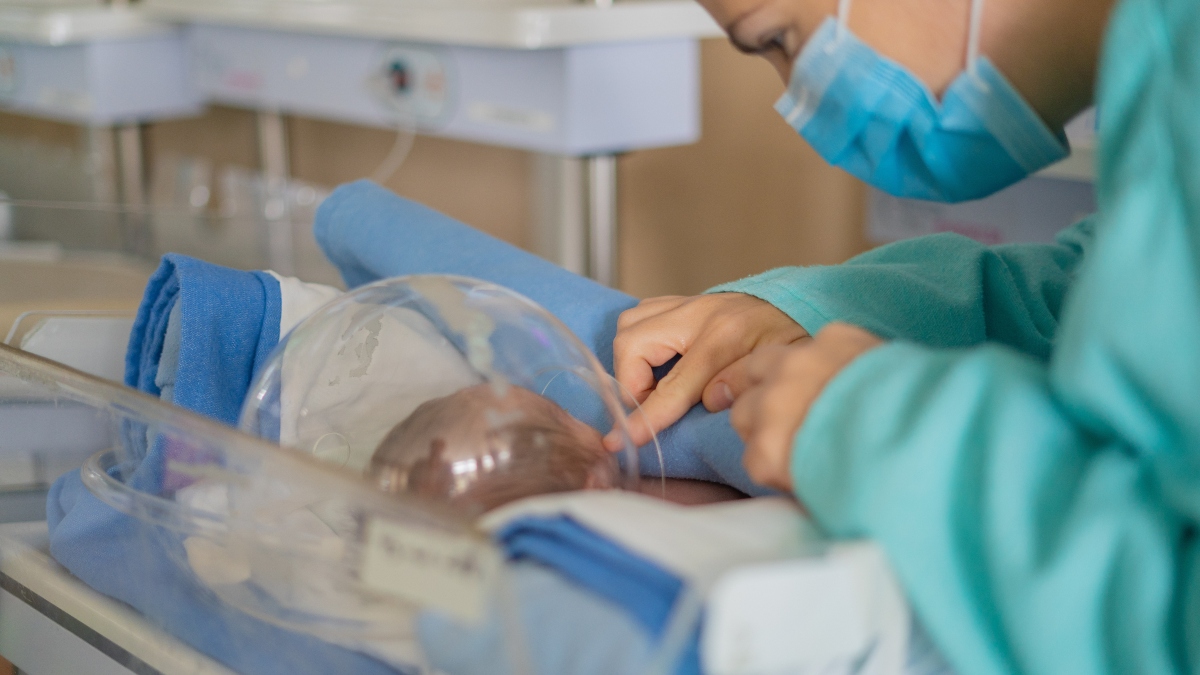 León: IMSS salva a bebé y madre tras placenta peligrosa