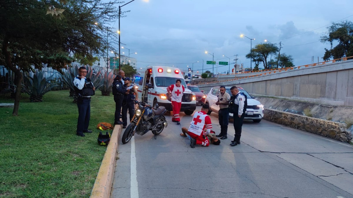 León: Motociclistas chocan contra auto en el Malecón; uno grave
