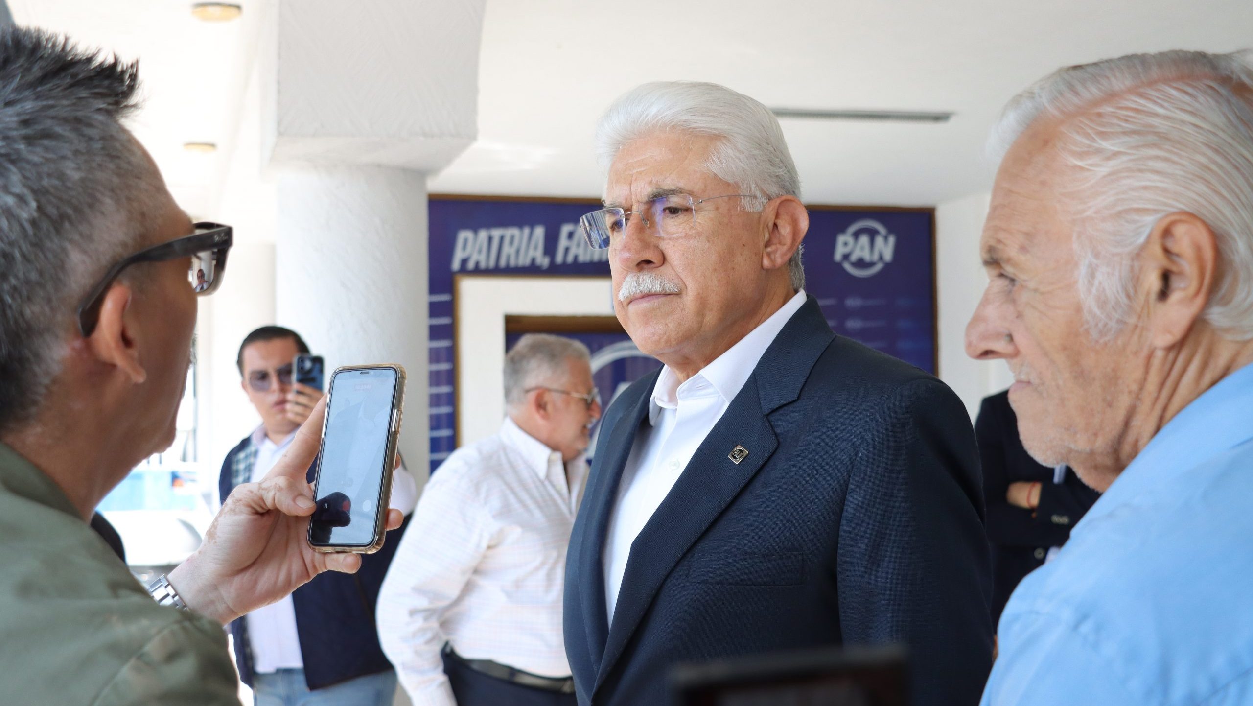 Luis Ernesto Ayala sigue en la contienda del PAN en León
