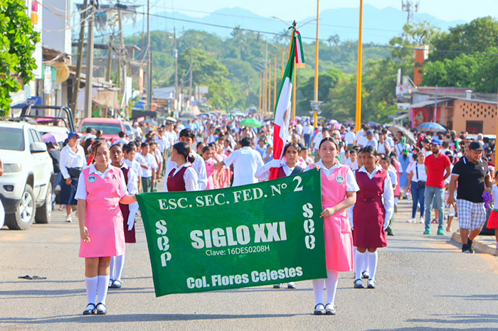 Maravatío: Autoridades municipales participan en desfile de Las Guacamayas