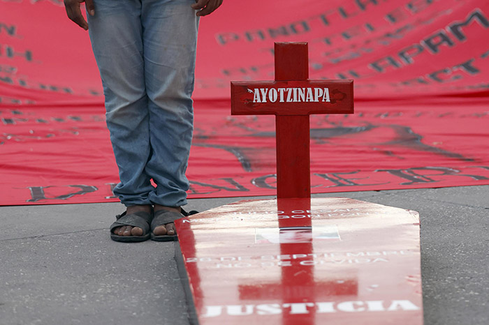 México investiga a funerarias y comisaría en caso Ayotzinapa