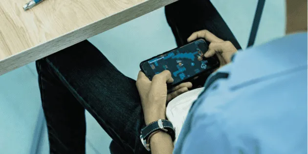 México: Jóvenes pasan 90 días anuales en el celular, revela Inegi