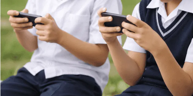 México: Oficializan restricción de celulares en escuelas