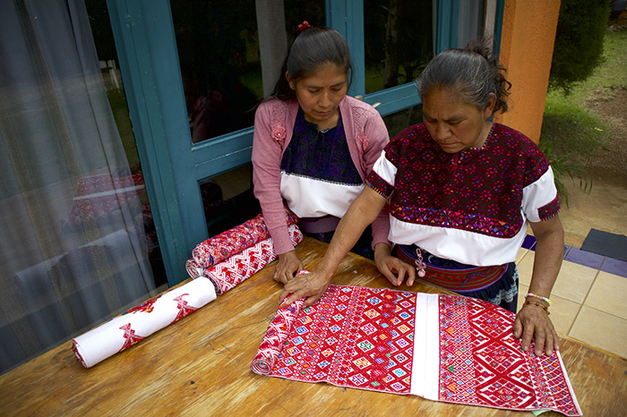 Michoacán: Artesanas tsotsiles lanzan catálogo contra el plagio de marcas