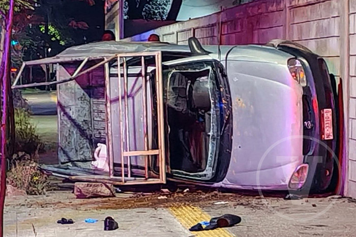 Morelia: Volcadura de camioneta frente al Complejo Sentimientos de la Nación